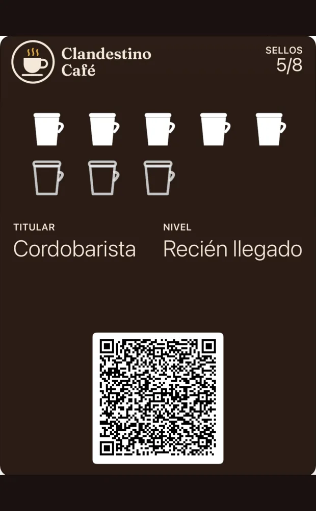Pase de Clandestino Café en Apple Wallet con cinco de ocho tazas selladas y el código QR